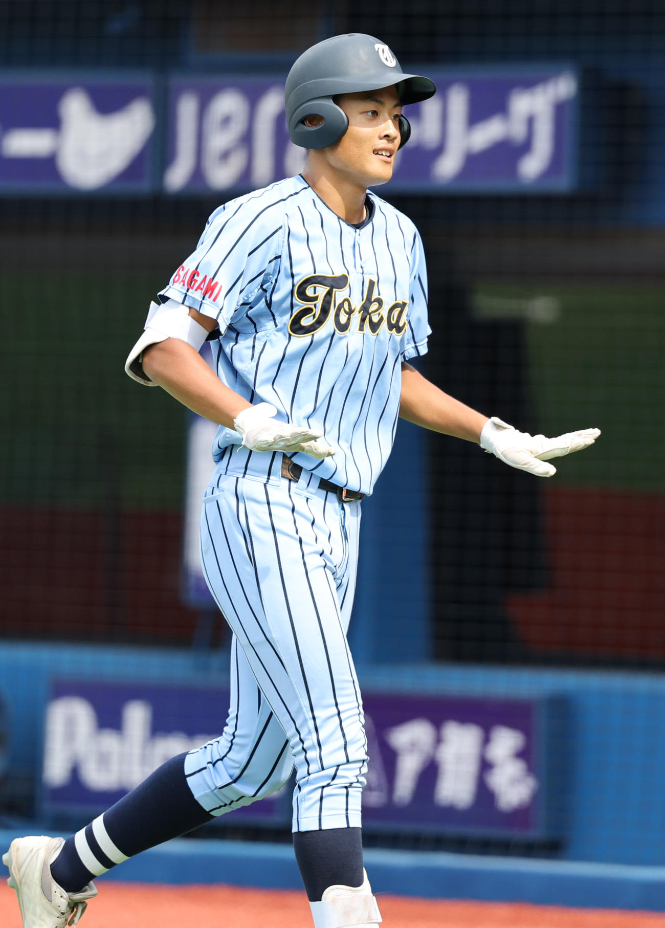 横浜対東海大相模　3回裏東海大相模1死一、二塁、右越え先制3点本塁打を放ちベンチの興奮を抑える中村（撮影・野上伸悟）