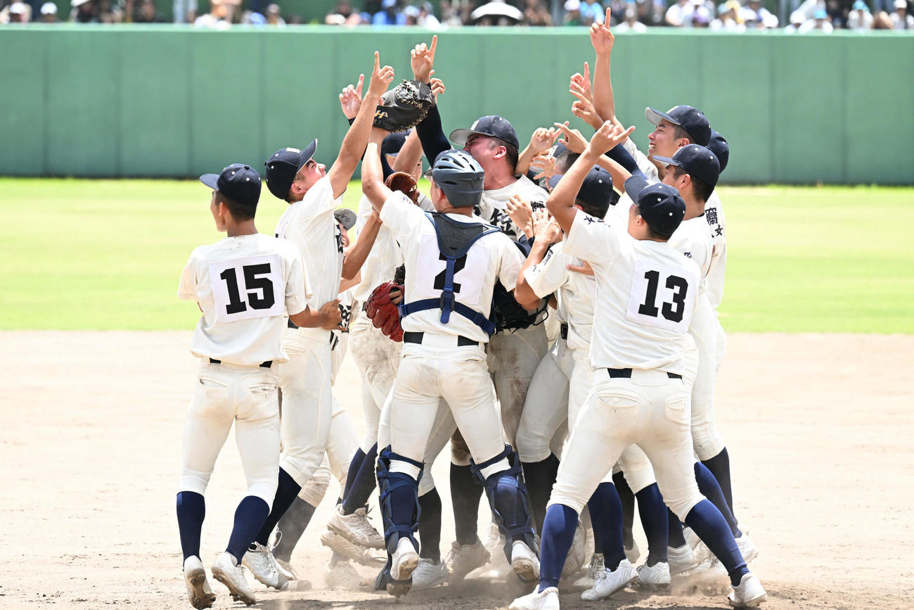九州国際大付対西日本短大付　優勝を果たし歓喜する西日本短大付ナイン（撮影・林敢治）