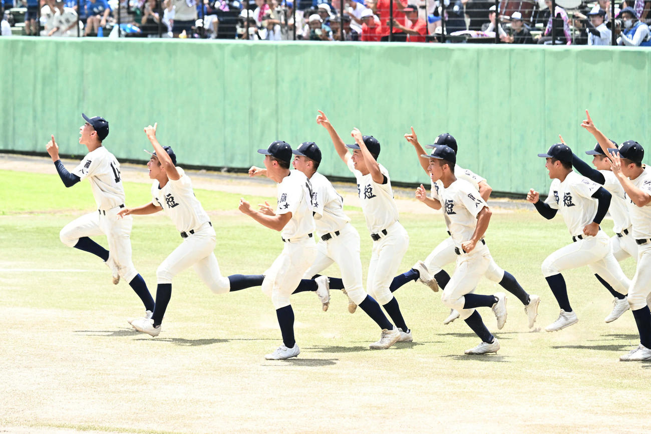 九州国際大付対西日本短大付　優勝を果たし歓喜する西日本短大付ナイン（撮影・林敢治）