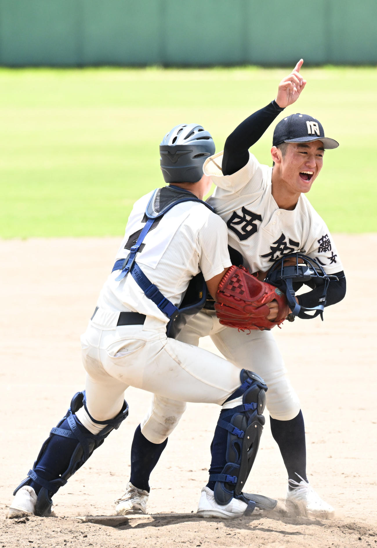 九州国際大付対西日本短大付　福岡大会優勝を果たし歓喜する西日本短大付の中野（右）と山下（撮影・林敢治）