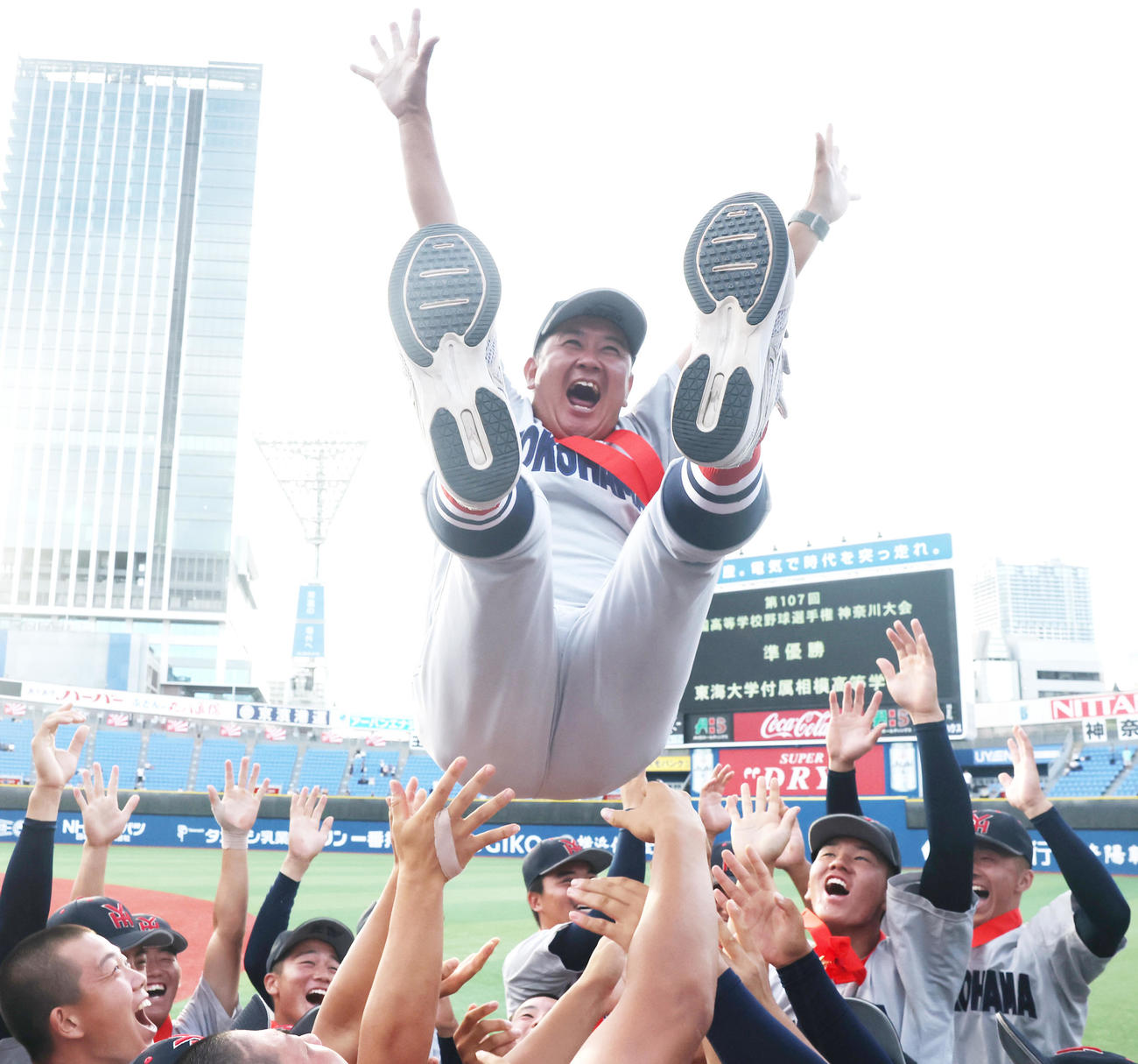 横浜対東海大相模　優勝し胴上げされる横浜・村田監督（撮影・野上伸悟）