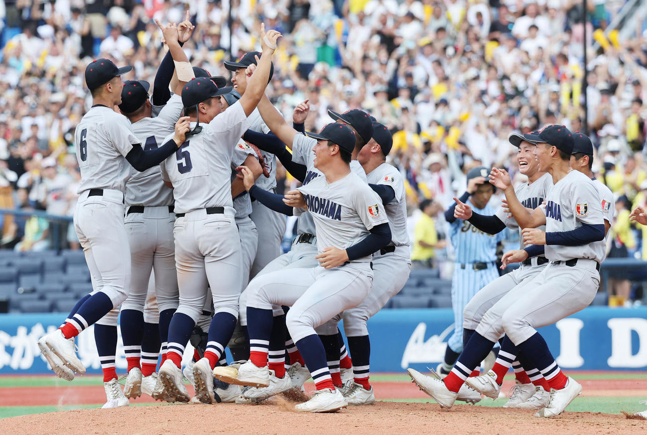 横浜対東海大相模　優勝し喜ぶ横浜の選手たち（撮影・野上伸悟）