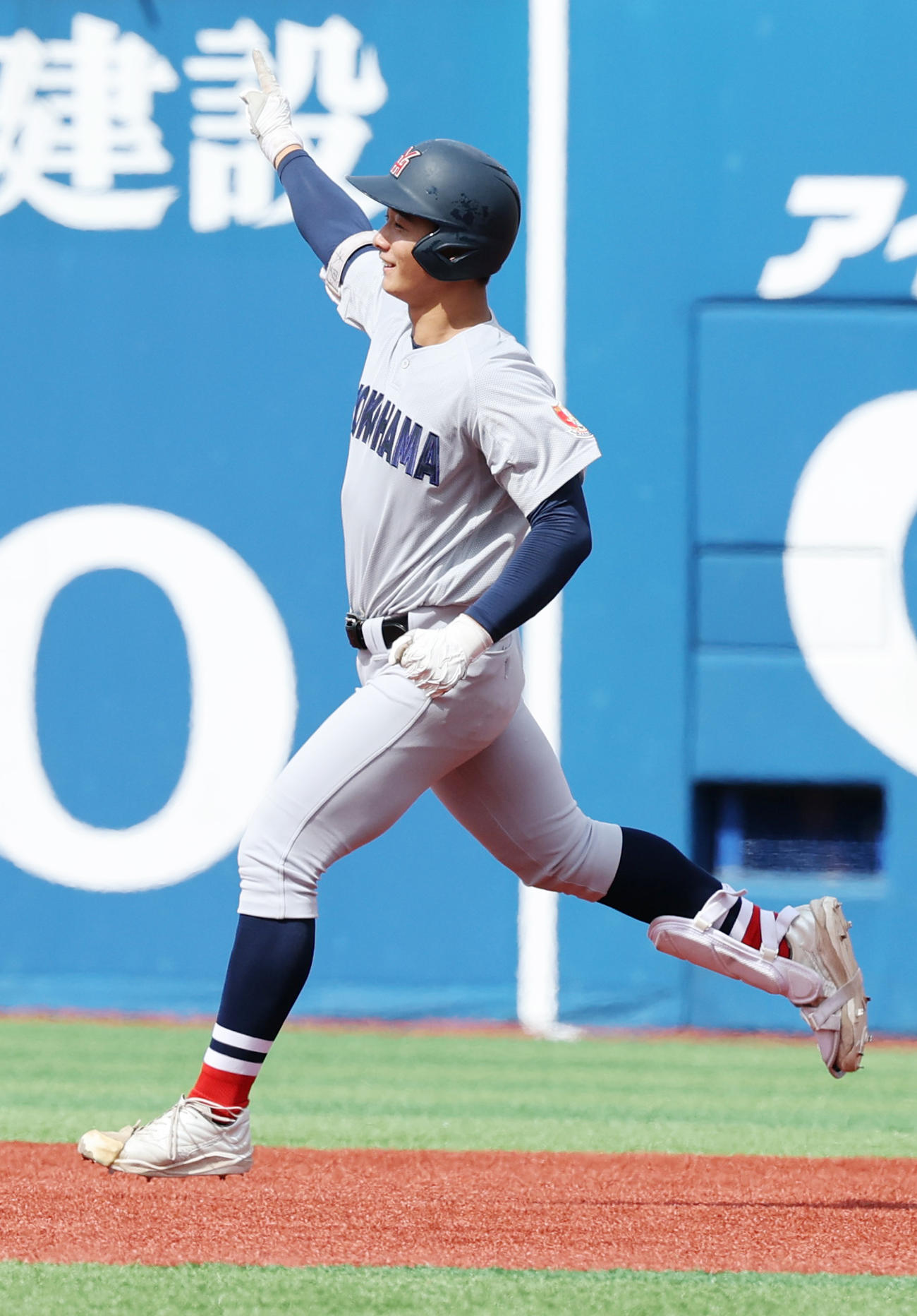 横浜対東海大相模　4回表横浜1死一塁、右越え2点本塁打を放ち喜ぶ奥村頼（撮影・野上伸悟）