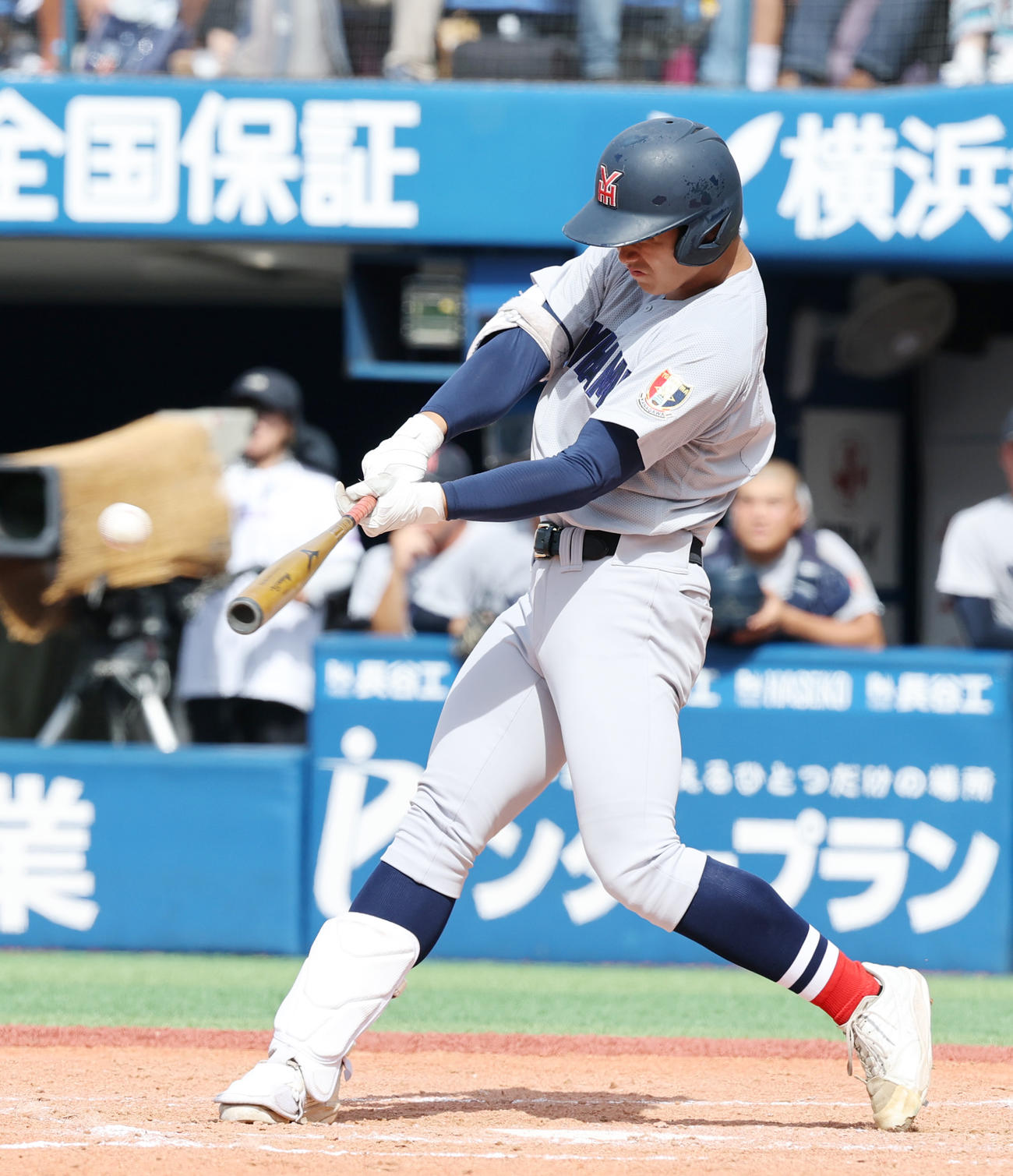 横浜対東海大相模　4回表横浜1死一塁、右越え2点本塁打を放つ奥村頼（撮影・野上伸悟）