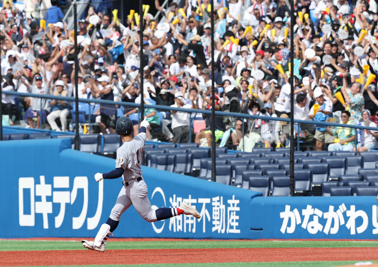 横浜対東海大相模　4回表横浜1死一塁、右越え2点本塁打を放ち喜ぶ奥村頼（撮影・野上伸悟）