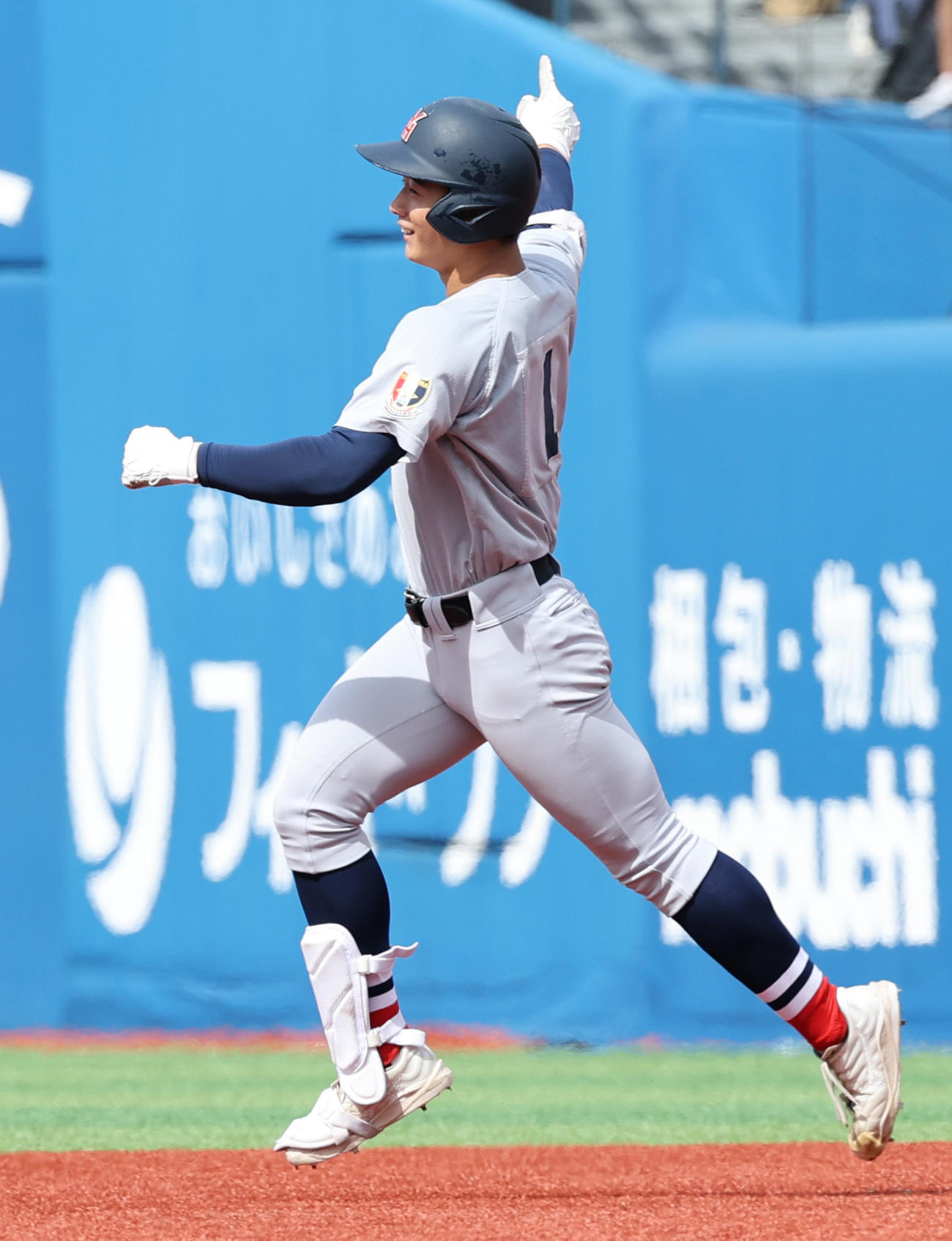 横浜対東海大相模　4回表横浜1死一塁、右越え2点本塁打を放ち喜ぶ奥村頼（撮影・野上伸悟）