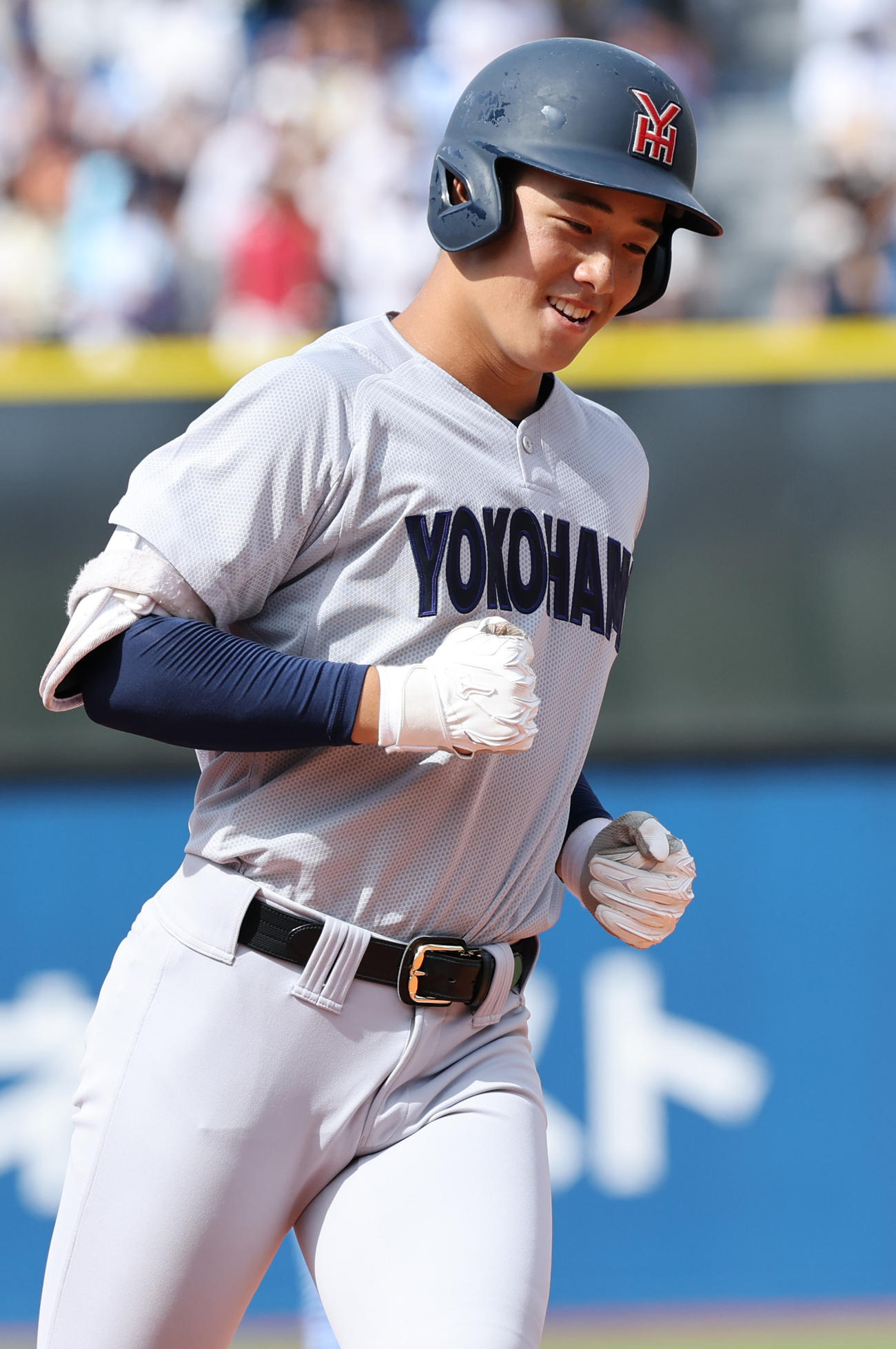 横浜対東海大相模　4回表横浜1死一塁、右越え2点本塁打を放ち喜ぶ奥村頼（撮影・野上伸悟）