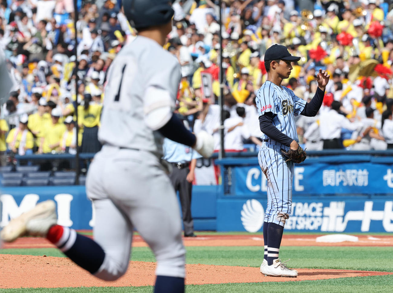 横浜対東海大相模　4回表横浜1死一塁、奥村頼に右越え2点本塁打を許す菅野（撮影・野上伸悟）