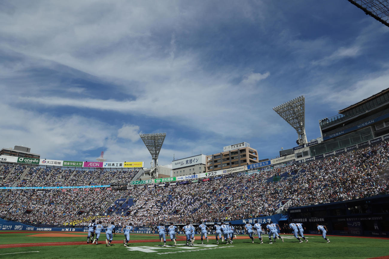 横浜対東海大相模　試合開始のあいさつに向かう両校選手（撮影・野上伸悟）