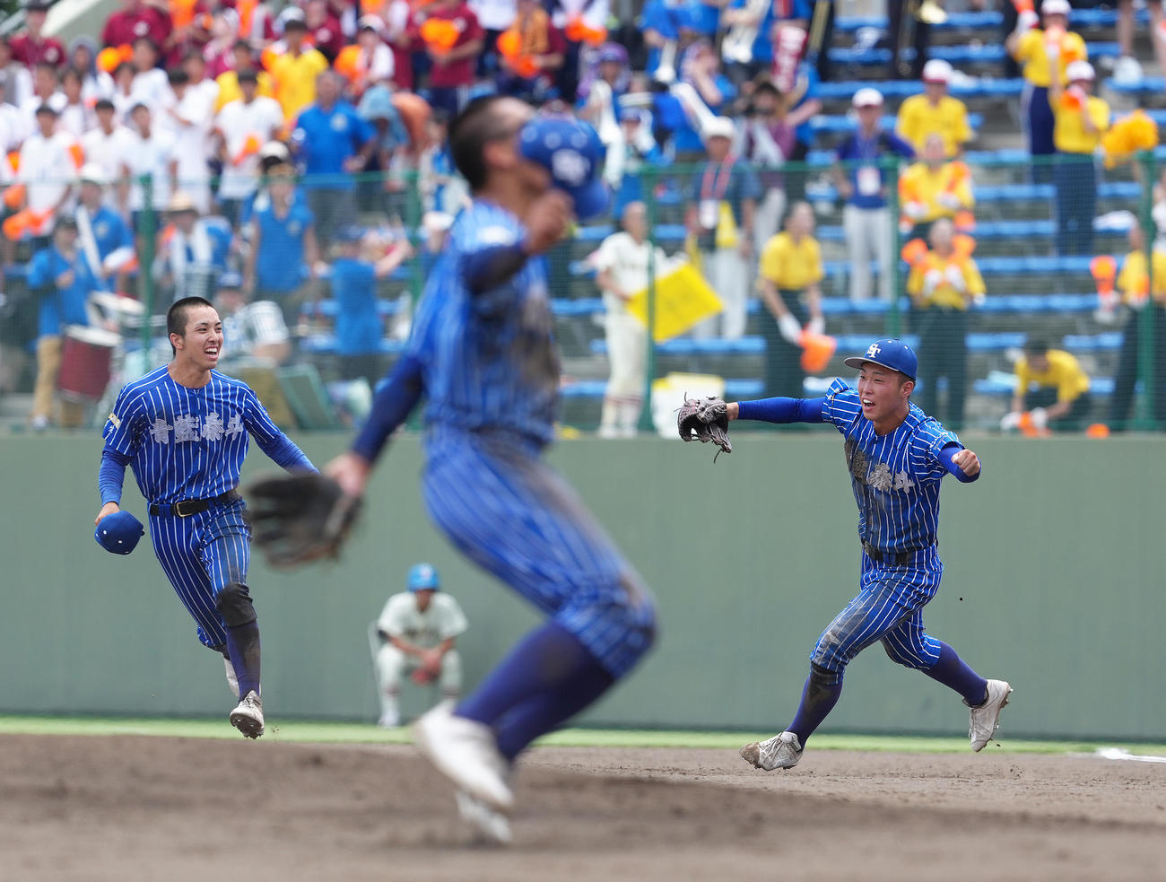 青藍泰斗対作新学院　タイブレークの10回裏作新学院2死二、三塁、代打黒鵜を一ゴロに仕留め優勝を決め喜ぶ永井（右）ら（撮影・足立雅史）
