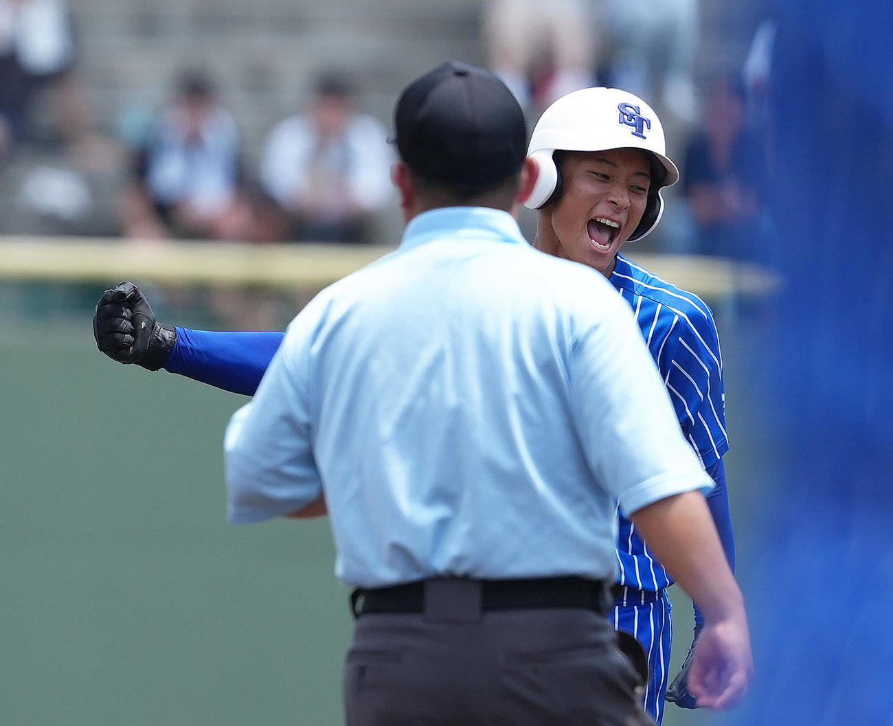 青藍泰斗対作新学院　8回表青藍泰斗1死二塁、適時二塁打を放ちガッツポーズする佐川（撮影・足立雅史）