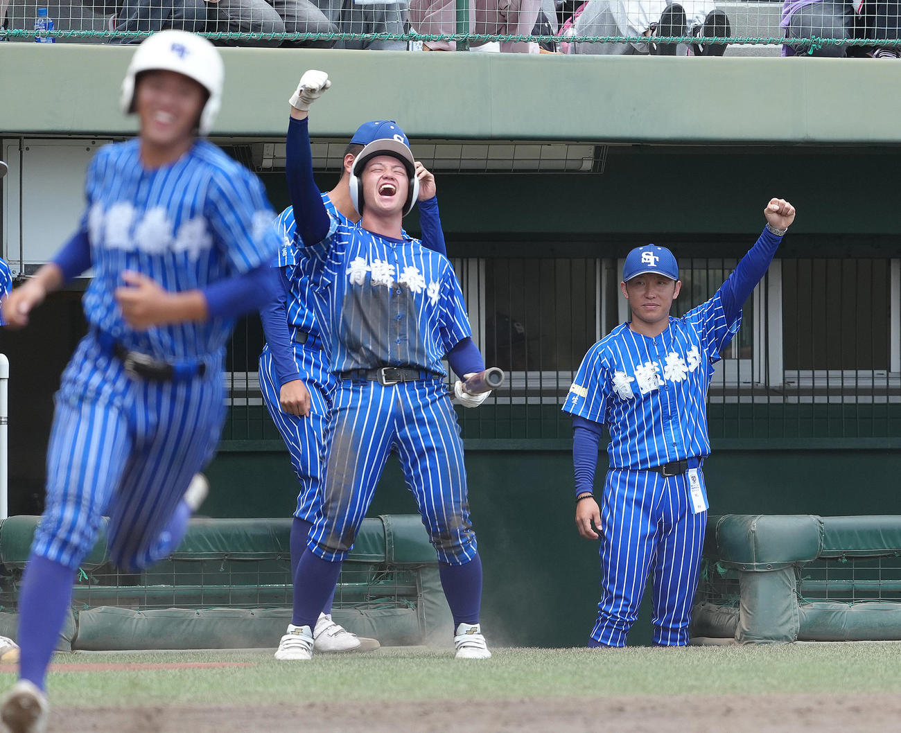高校野球栃木大会決勝　青藍泰斗対作新学院　タイブレークの10回表青藍泰斗1死一、三塁、鈴木の左前適時打にガッツポーズする青山監督（右）（撮影・足立雅史）