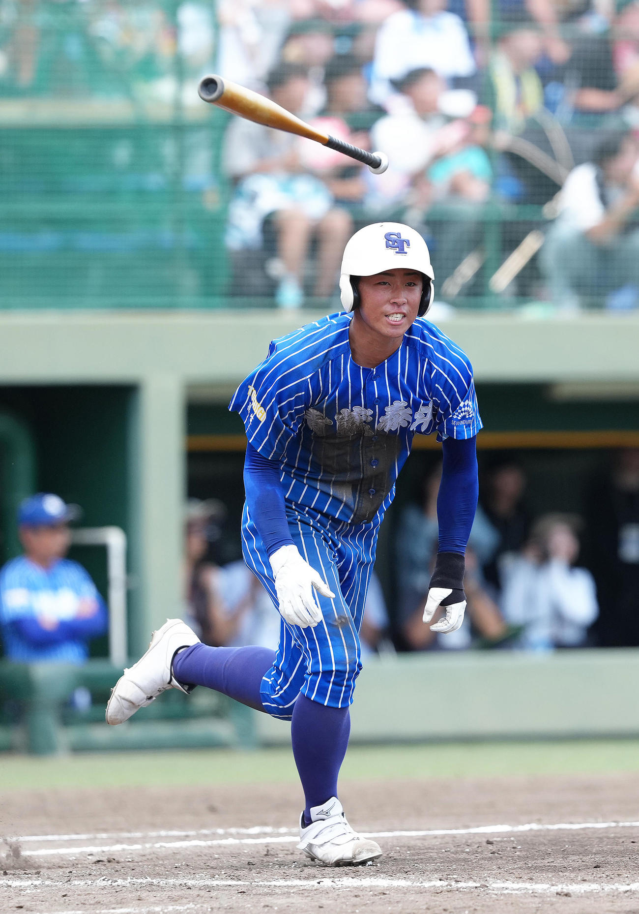 青藍泰斗対作新学院　タイブレークの10回表青藍泰斗1死一、三塁、鈴木は左前適時打を放ちバットを放り投げる（撮影・足立雅史）