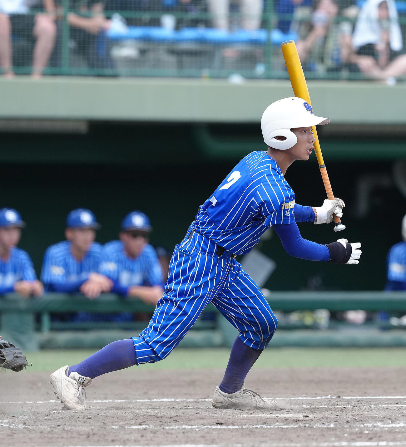 青藍泰斗対作新学院　タイブレークの10回表青藍泰斗1死二、三塁、上畠は右前適時打を放つ（撮影・足立雅史）