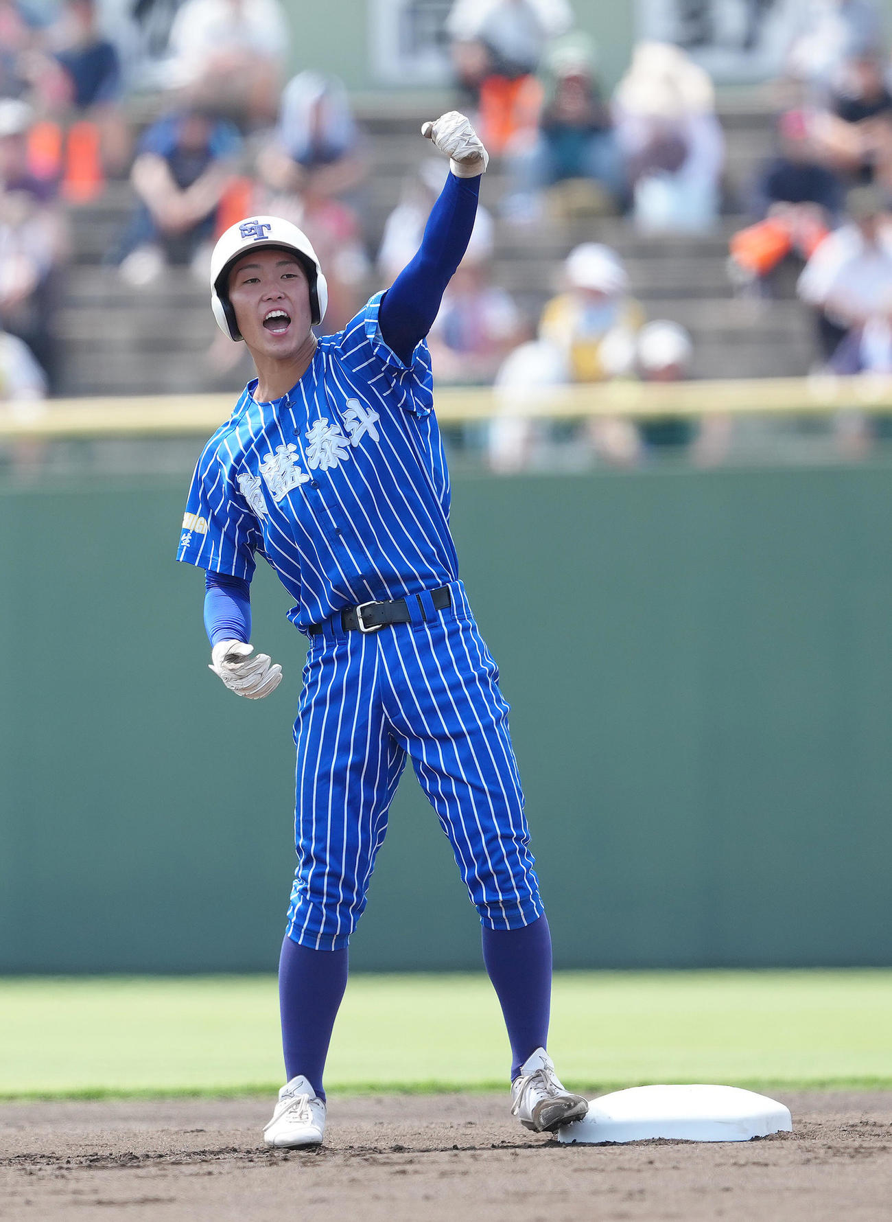 青藍泰斗対作新学院　2回表青藍泰斗無死、永井は二塁打を放ちガッツポーズ（撮影・足立雅史）