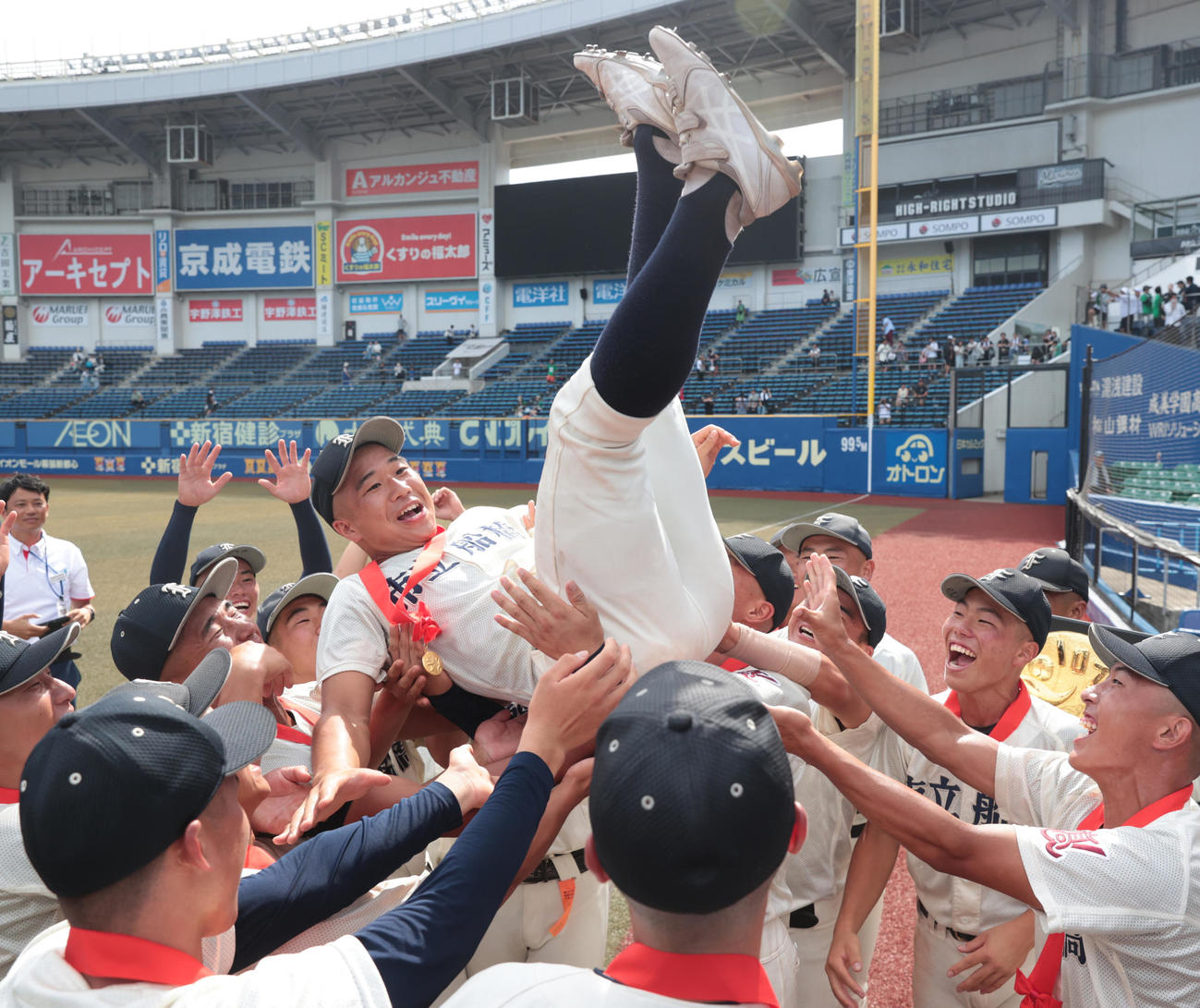 八千代松陰対市船橋　優勝しナインから胴上げされる市船橋・田中主将（撮影・柴田隆二）