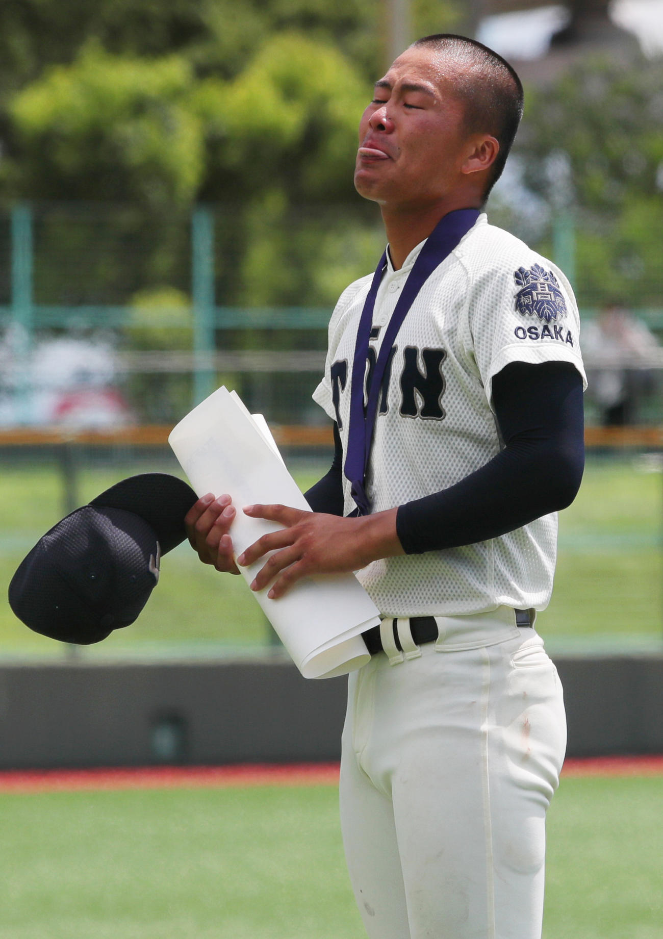 東大阪大柏原対大阪桐蔭　大阪桐蔭の中野主将は涙をこらえながら応援団に準優勝の報告をする（撮影・上山淳一）