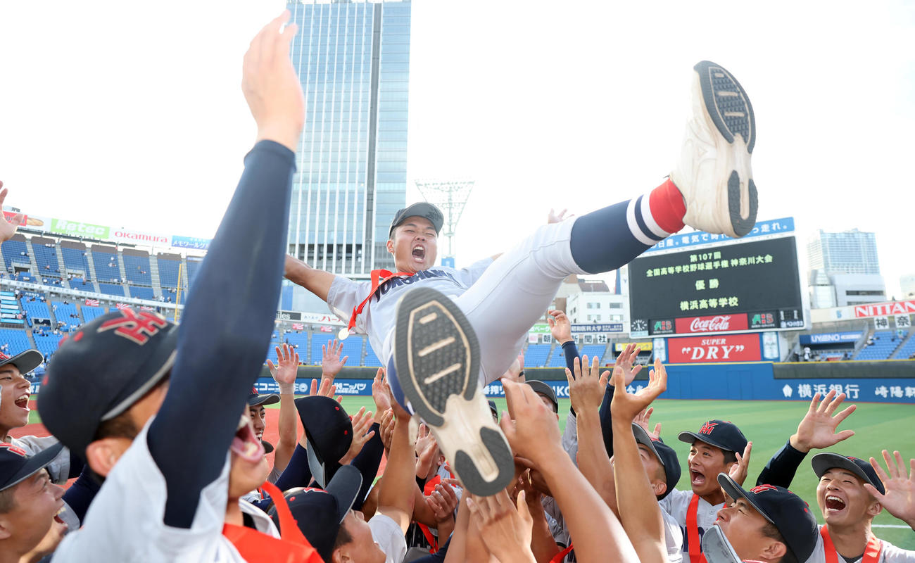 横浜対東海大相模　優勝し胴上げされる横浜・阿部葉主将督（撮影・野上伸悟）