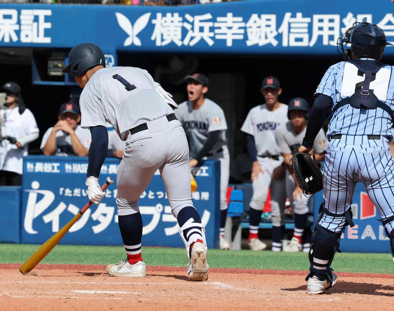 横浜対東海大相模　5回表横浜2死一塁、顔付近に死球を受けバットをたたきつける奥村頼（撮影・野上伸悟）