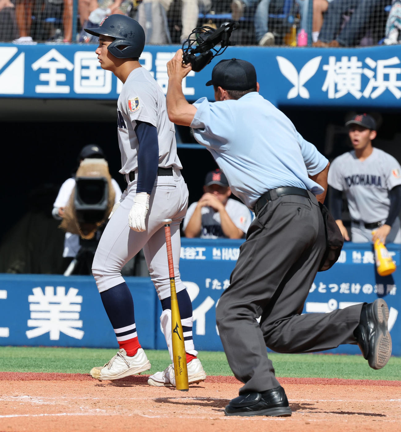 横浜対東海大相模　5回表横浜2死一塁、顔付近に死球を受け怒りをあわわにする奥村頼（撮影・野上伸悟）