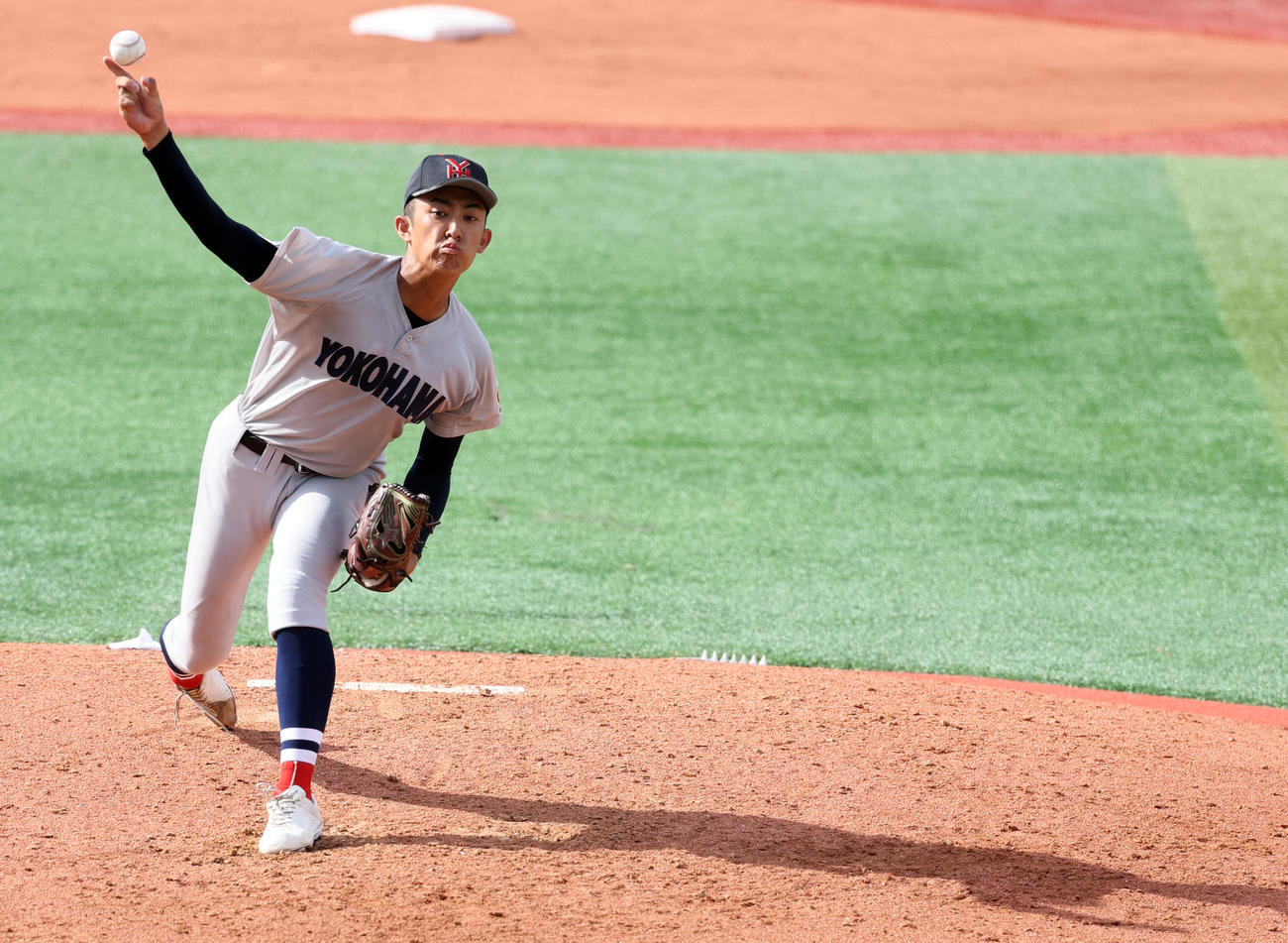 横浜対東海大相模　横浜先発の織田（撮影・野上伸悟）