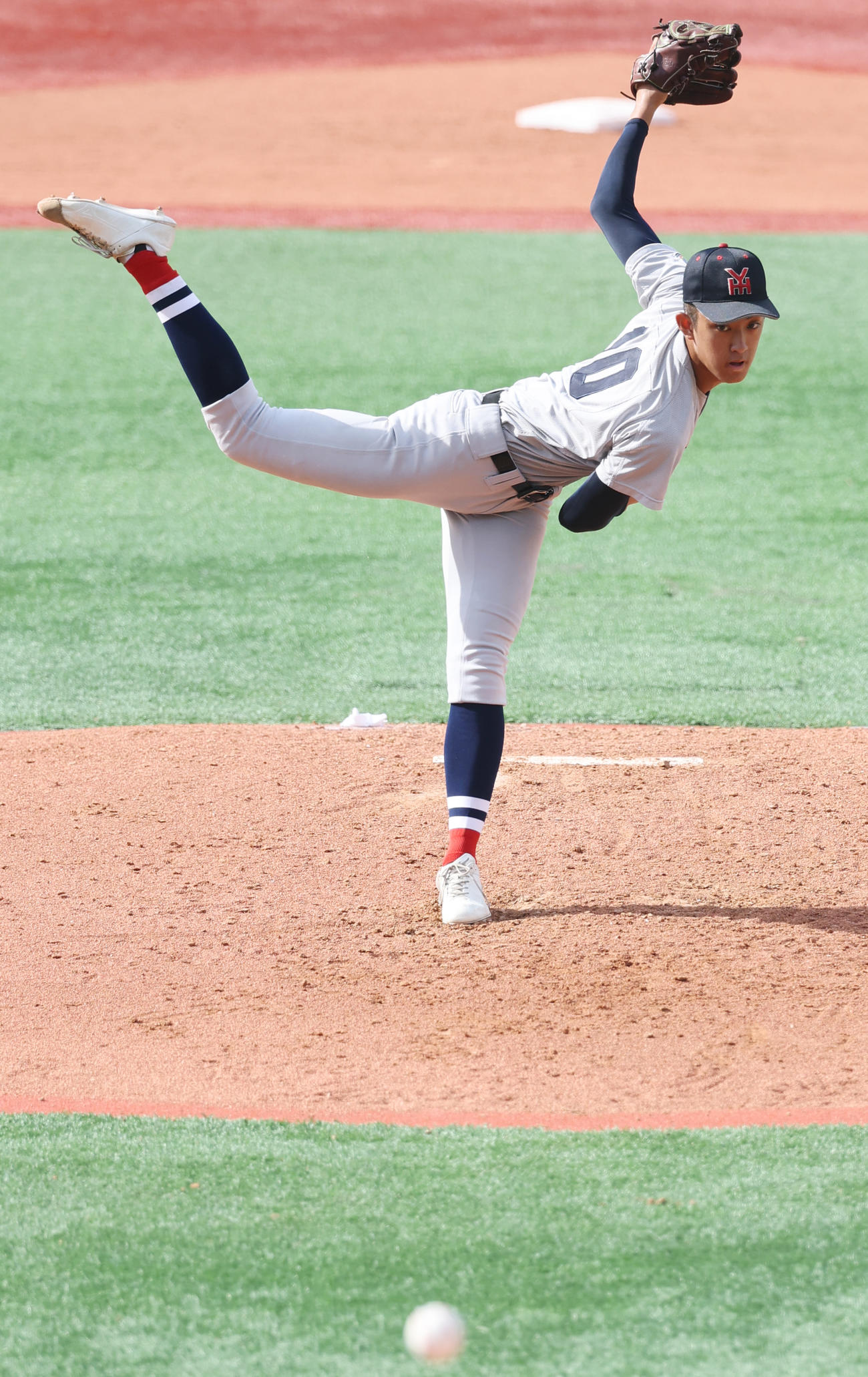 横浜対東海大相模　横浜先発の織田（撮影・野上伸悟）