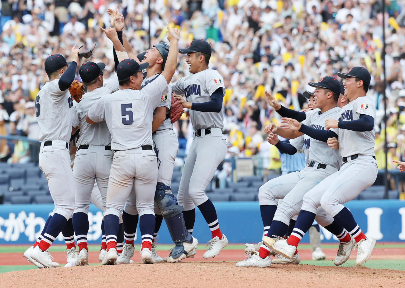 横浜対東海大相模　優勝し喜ぶ横浜の選手たち（撮影・野上伸悟）