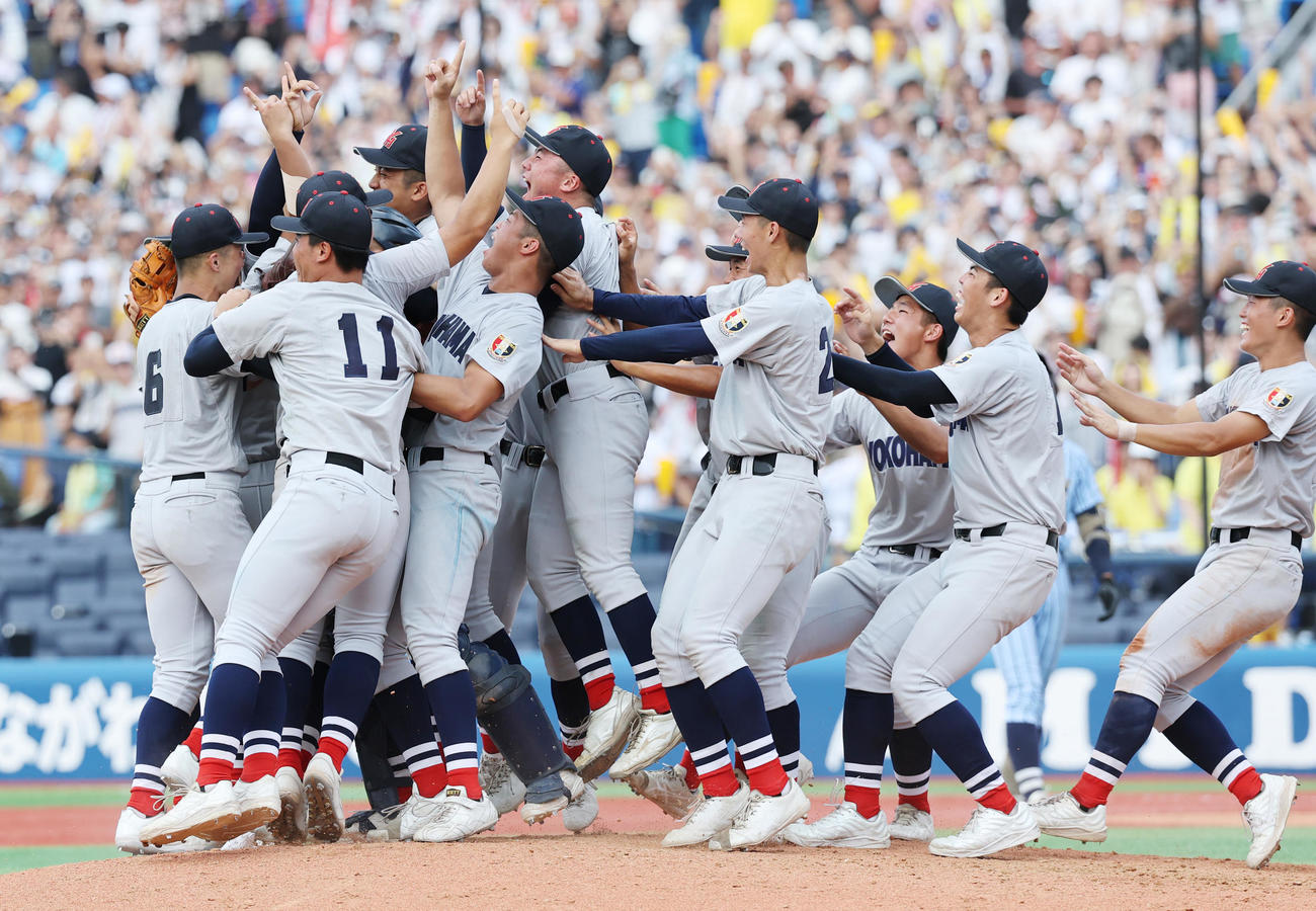 横浜対東海大相模　優勝し喜ぶ横浜の選手たち（撮影・野上伸悟）