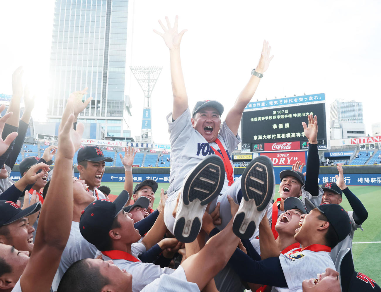 横浜対東海大相模　優勝し胴上げされる横浜・村田監督（撮影・野上伸悟）