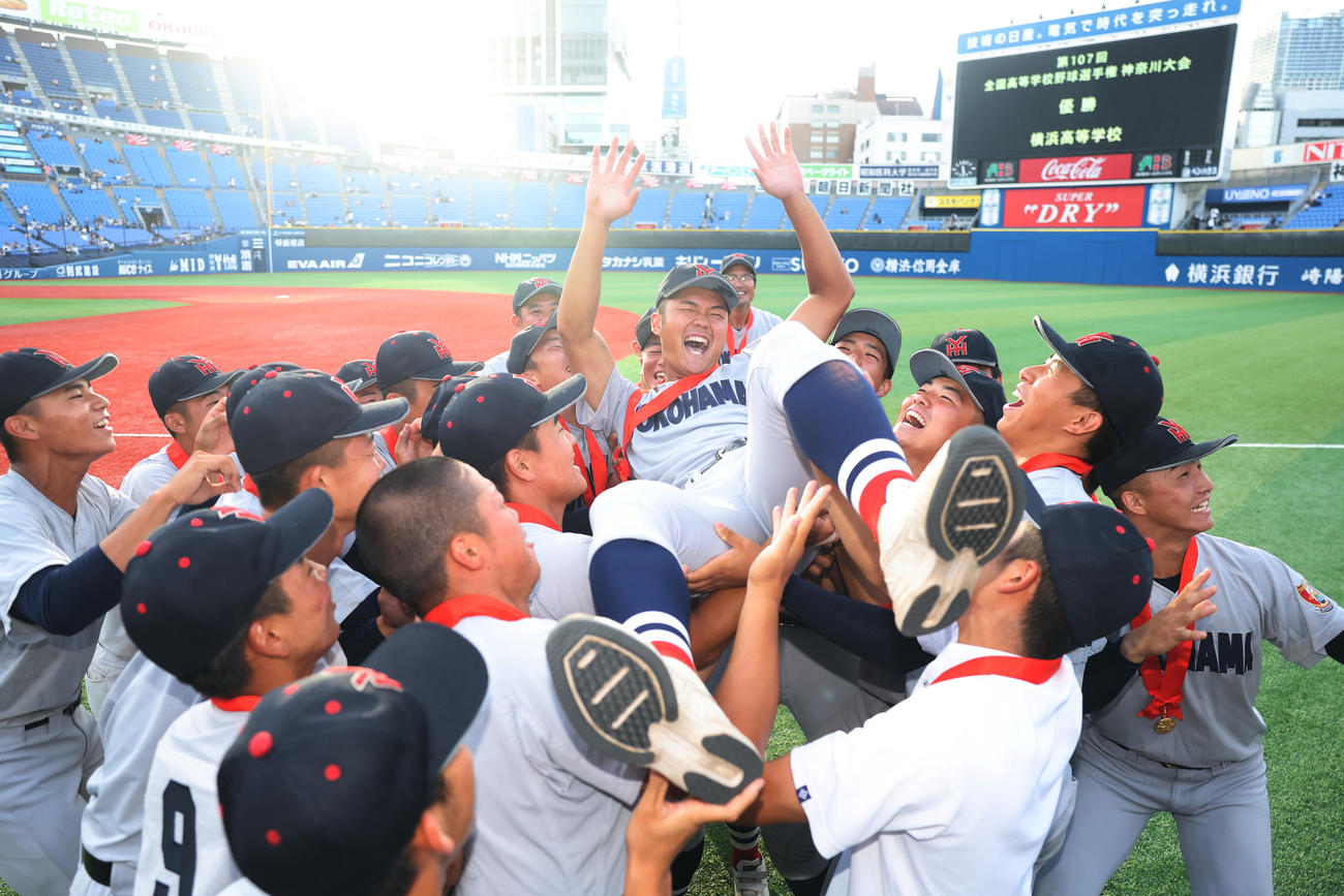 横浜対東海大相模　優勝し胴上げされる横浜・阿部葉主将督（撮影・野上伸悟）