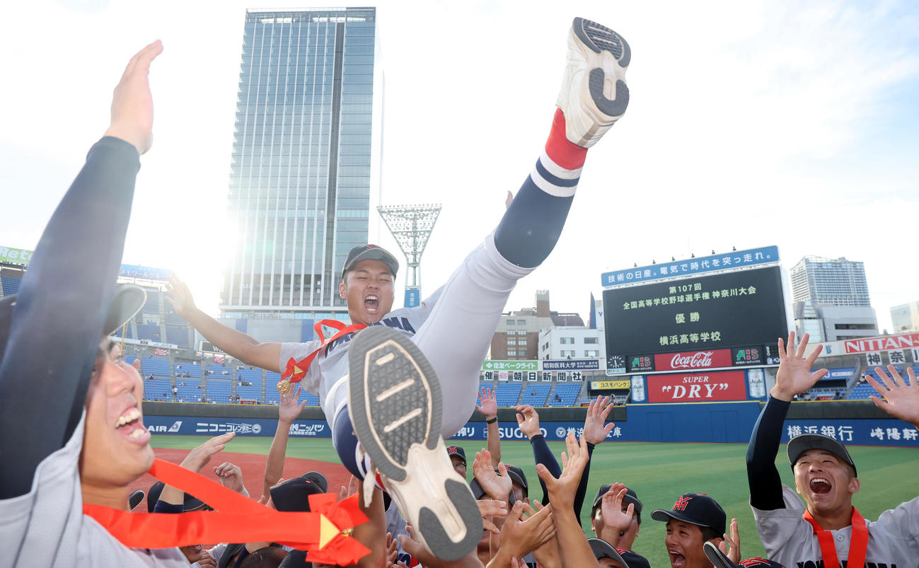 横浜対東海大相模　優勝し胴上げされる横浜・阿部葉主将督（撮影・野上伸悟）