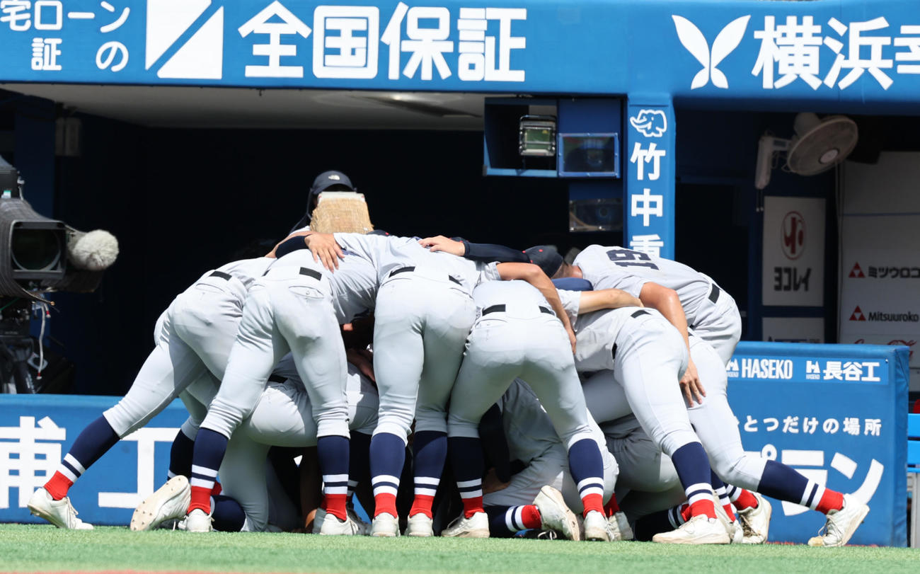 横浜対東海大相模　試合前に気合を入れる横浜の選手たち（撮影・野上伸悟）