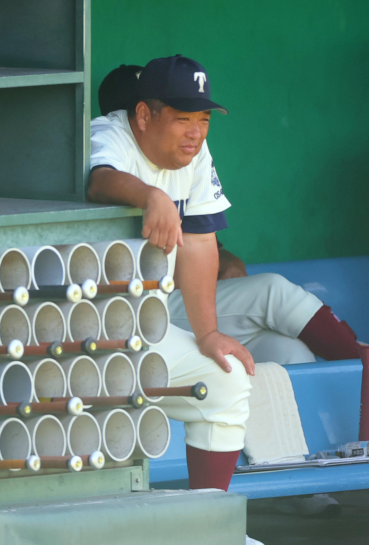 東大阪大柏原対大阪桐蔭　ベンチから戦況を見る大阪桐蔭の西谷監督（撮影・上山淳一）