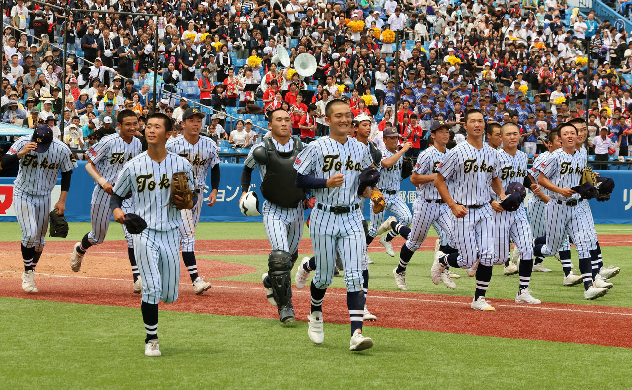 東海大菅生対国士舘　試合に勝利し笑顔で応援席にあいさつに行く東海大菅生ナイン（撮影・山本朝陽）