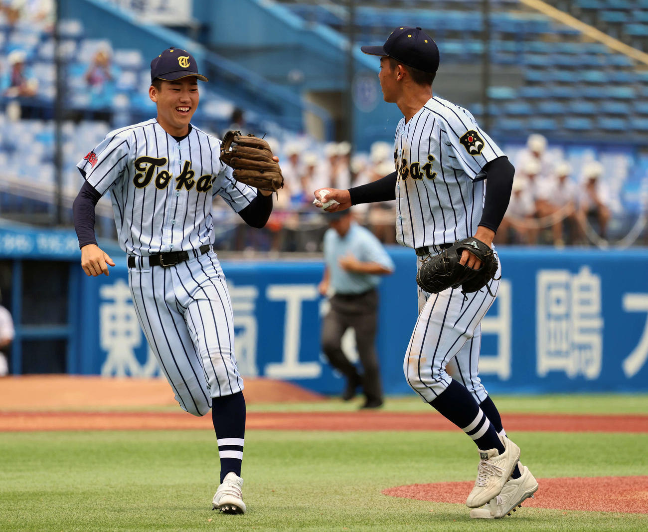 東海大菅生対国士舘　9回裏を抑えハイタッチをする2番手藤平（右）と太田三塁手（撮影・山本朝陽）