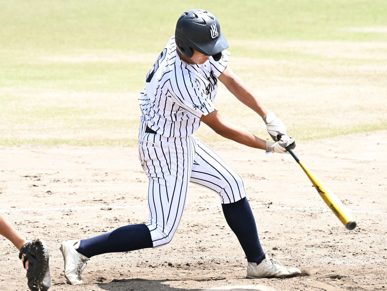 九州国際大付対西日本短大付　4回表九州国際大付1死一、三塁、吉田は中前適時打を放つ（撮影・林敢治）