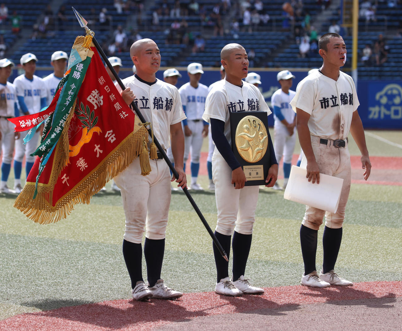 左から優勝旗を持つ市船橋・田中主将、盾を持つ吉田、賞状を持つ花嶋（撮影・柴田隆二）