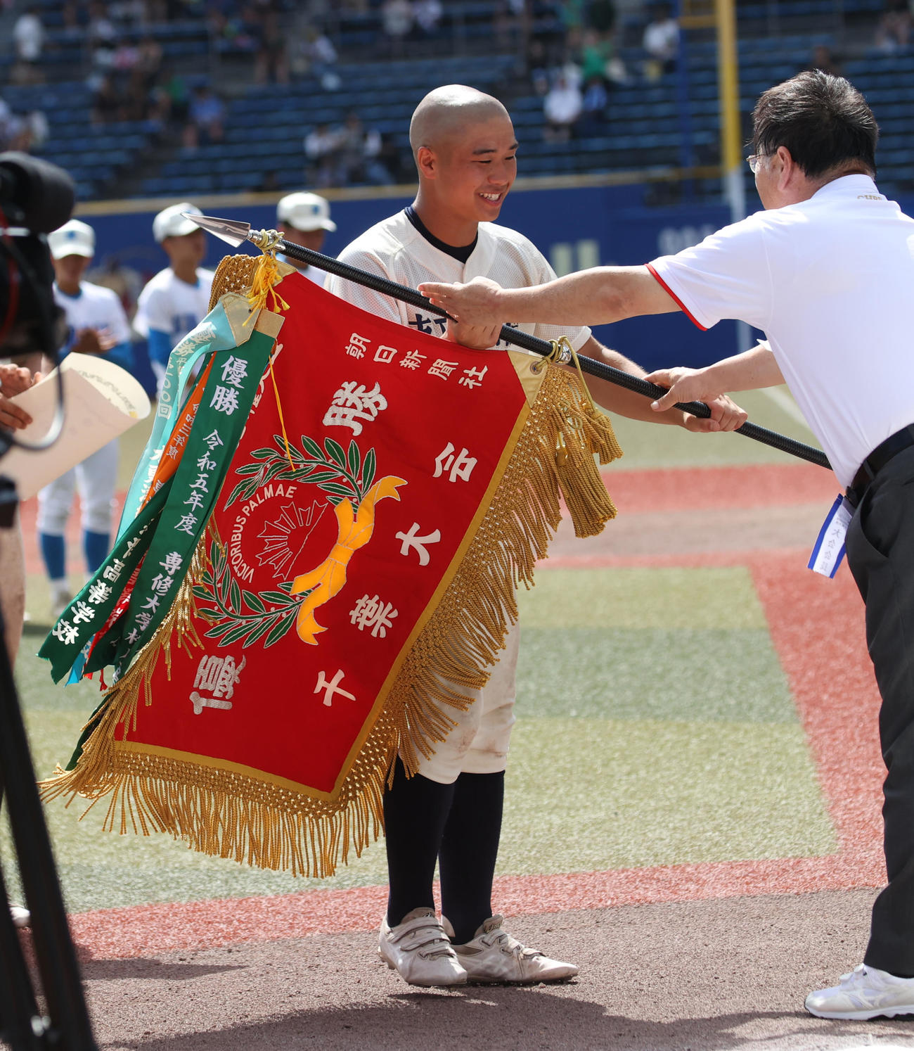 優勝旗を贈られる市船橋・田中主将（撮影・柴田隆二）