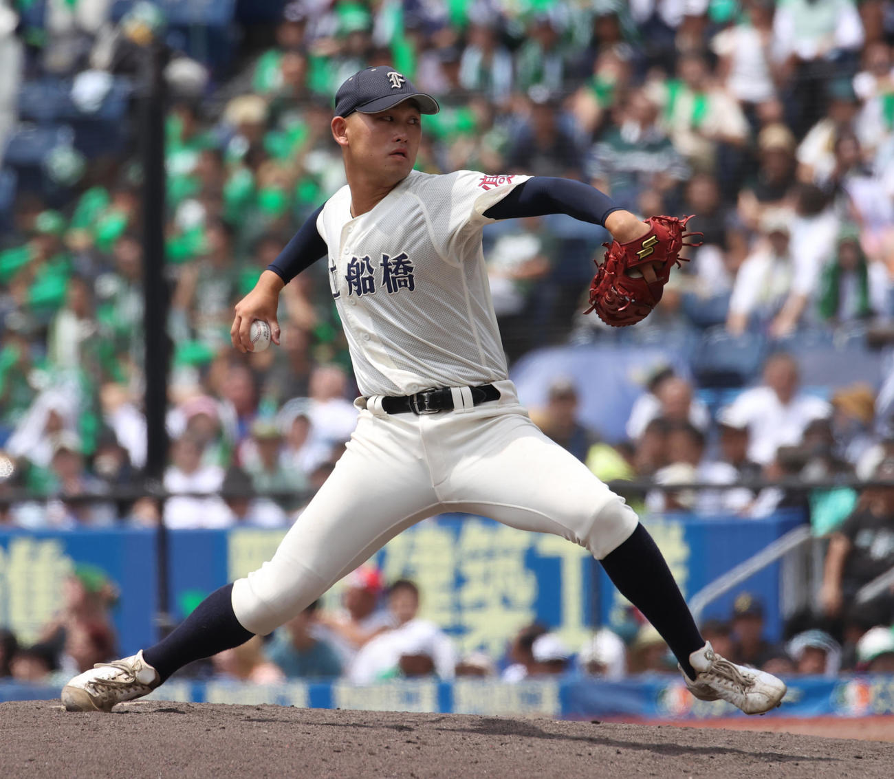 八千代松陰対市船橋　6回途中から登板した市船橋・川崎（撮影・柴田隆二）