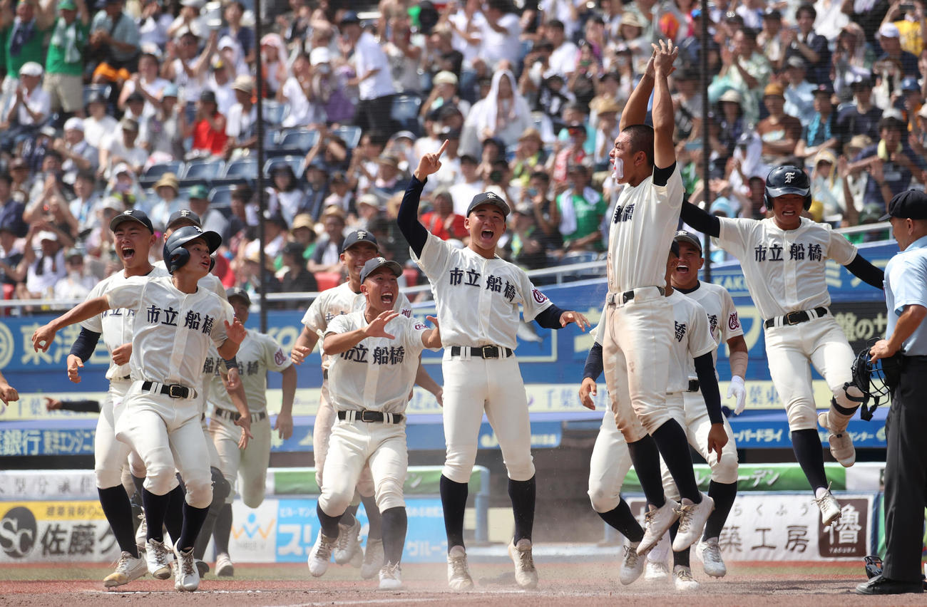 八千代松陰対市船橋　タイブレーク10回裏市船橋2死満塁、川崎の中前サヨナラ打に喜ぶ市船橋ナイン（撮影・柴田隆二）