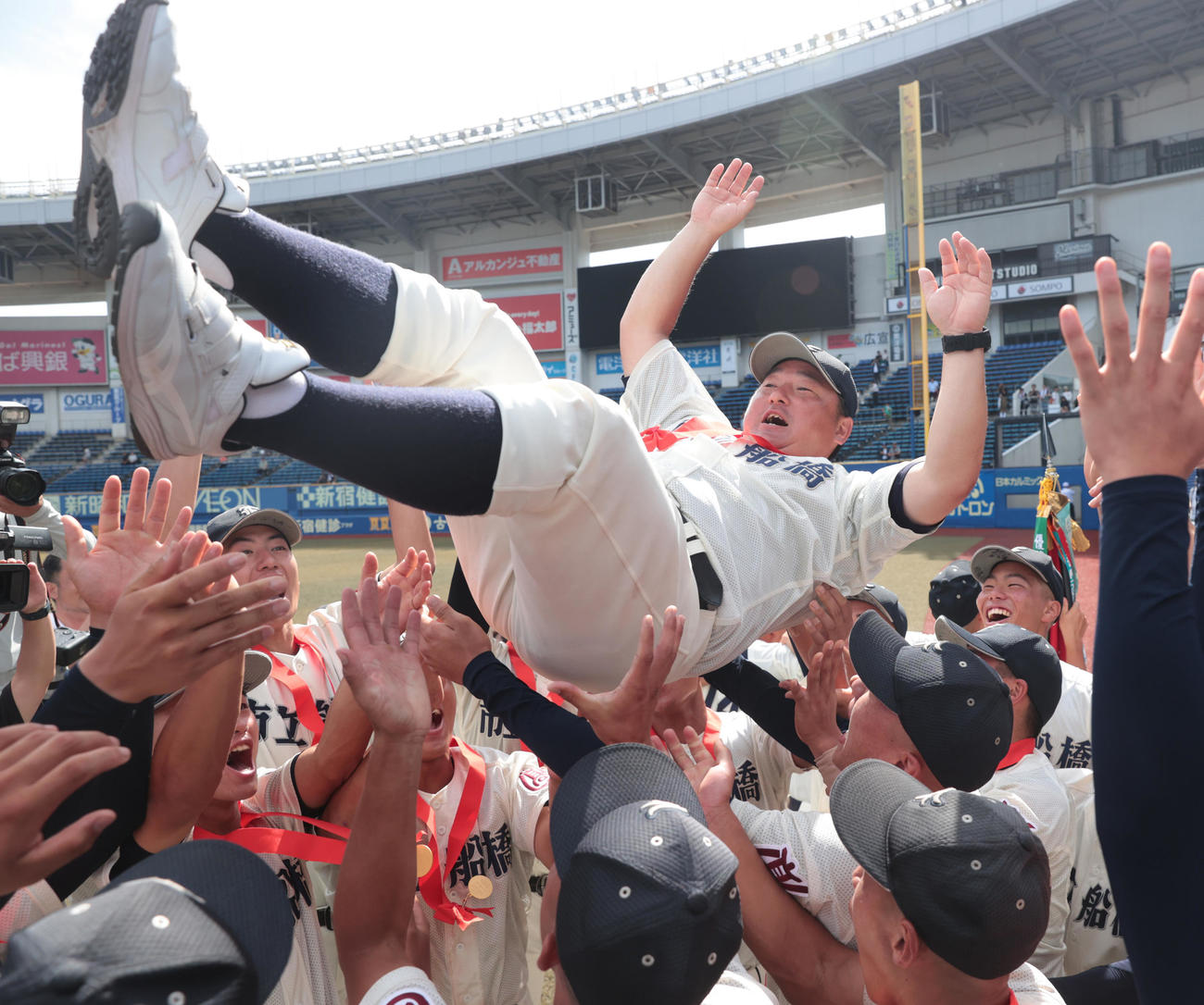 八千代松陰対市船橋　優勝しナインから胴上げされる市船橋・海上監督（撮影・柴田隆二）