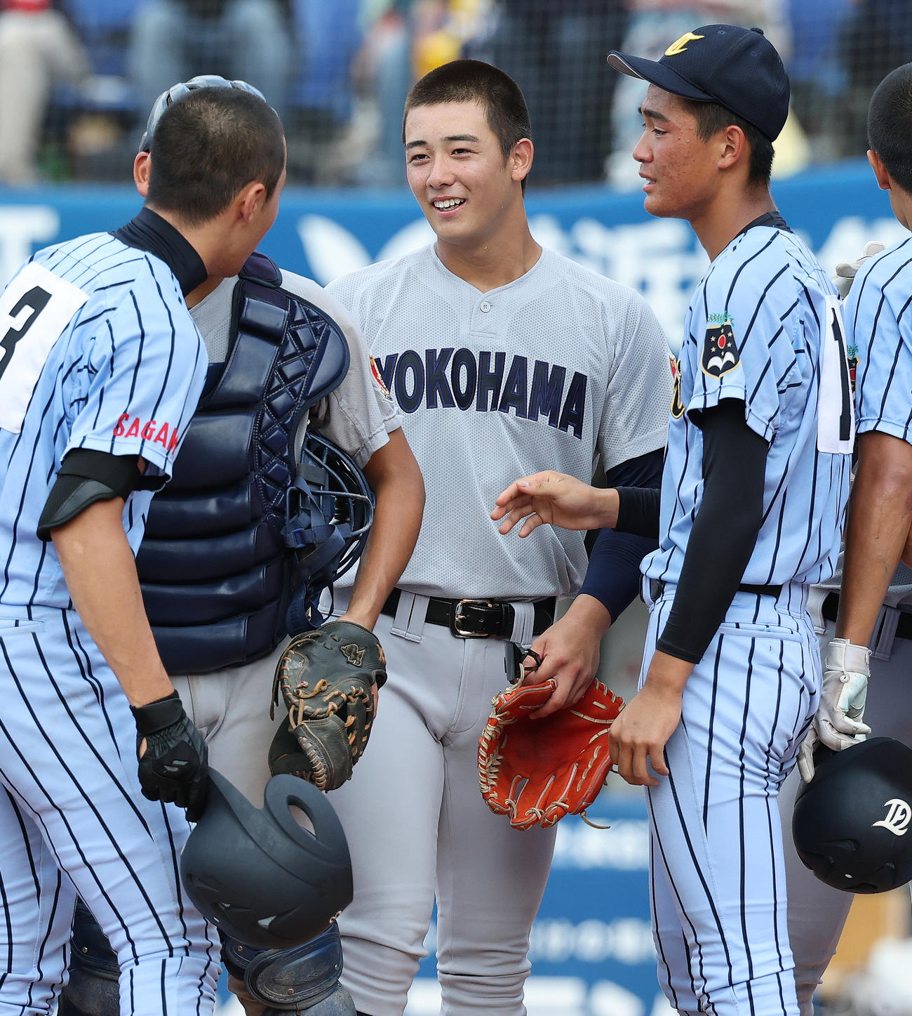 神奈川大会決勝　横浜対東海大相模　試合後に健闘をたたえ合う横浜・奥村頼人（中央）、東海大相模・福田拓翔（右）ら＝2025年7月27日
