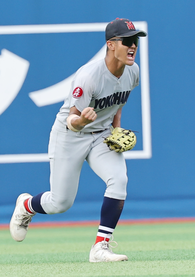 横浜対東海大相模　優勝し喜ぶ横浜・阿部葉主将（撮影・野上伸悟）