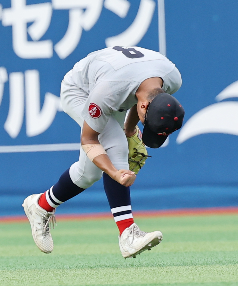 横浜対東海大相模　優勝し喜ぶ横浜・阿部葉主将（撮影・野上伸悟）