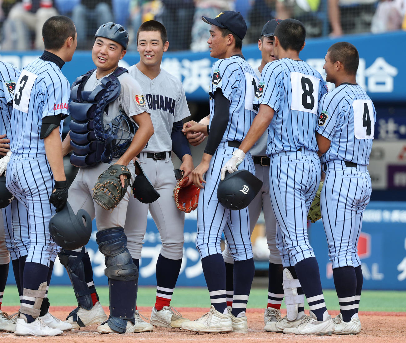 横浜対東海大相模　試合後に健闘をたたえ合う、横浜・奥村頼（中央左）、東海大相模・福田（同右）ら（撮影・野上伸悟）