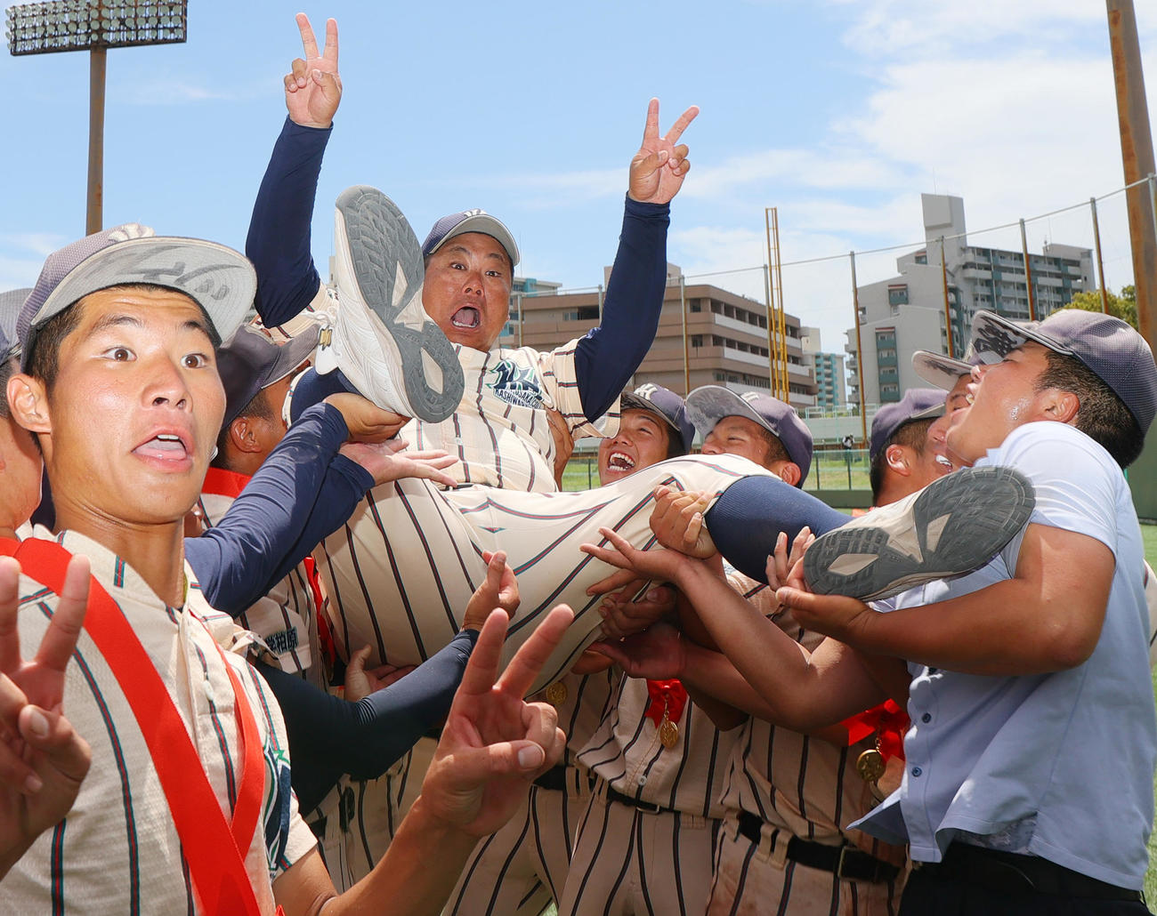 東大阪大柏原対大阪桐蔭　優勝を決めナインから胴上げされる東大阪大柏原の土井監督（撮影・上山淳一）