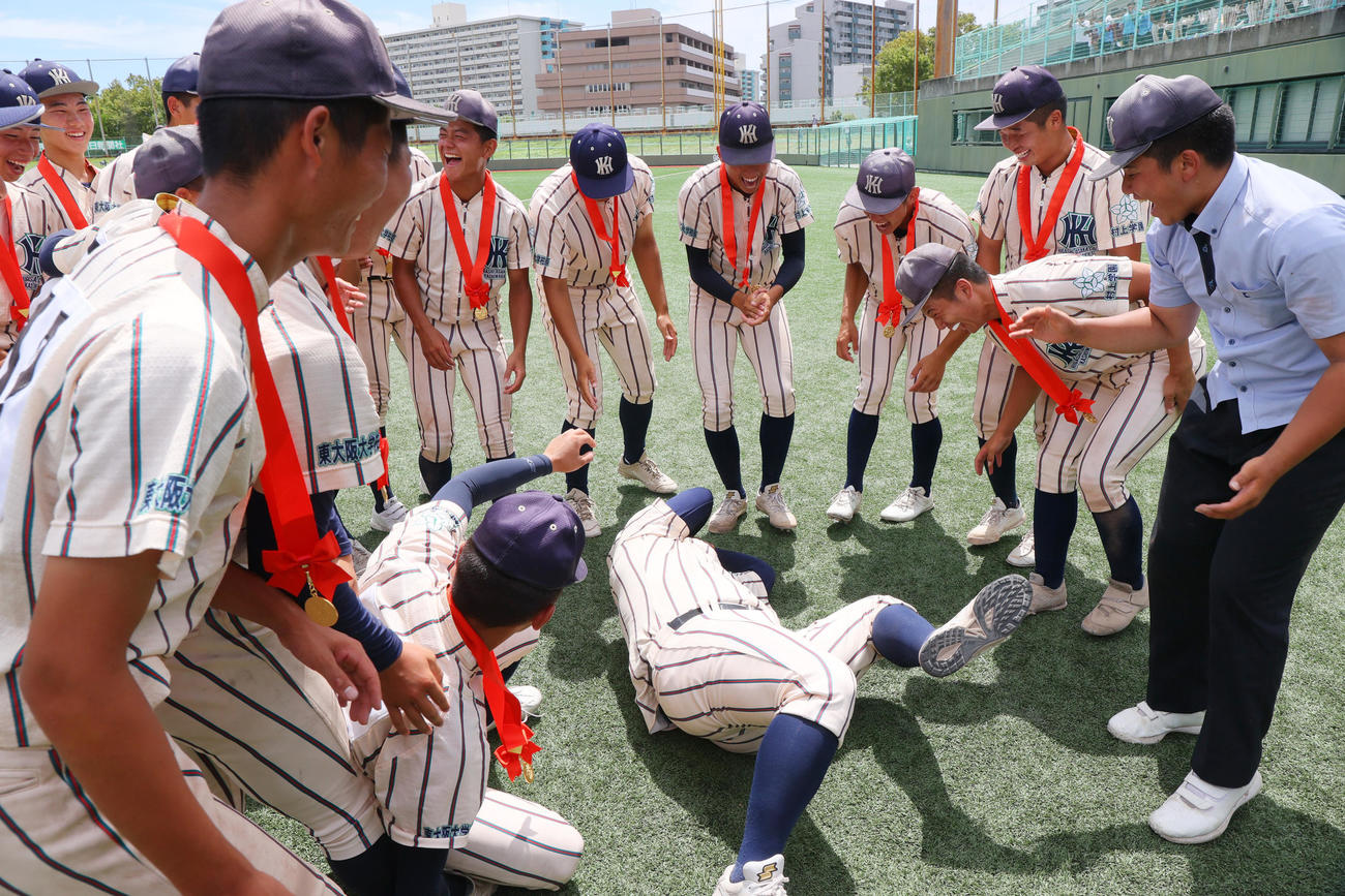 東大阪大柏原対大阪桐蔭　胴上げ後、倒れる東大阪大柏原の土井監督（撮影・上山淳一）