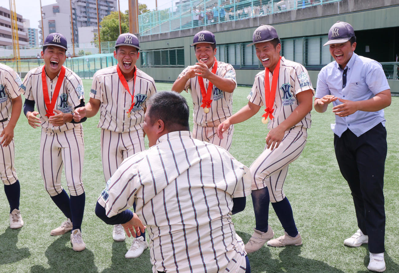 東大阪大柏原対大阪桐蔭　東大阪大柏原の土井監督（手前）を胴上げし笑顔を見せるナインら（撮影・上山淳一）
