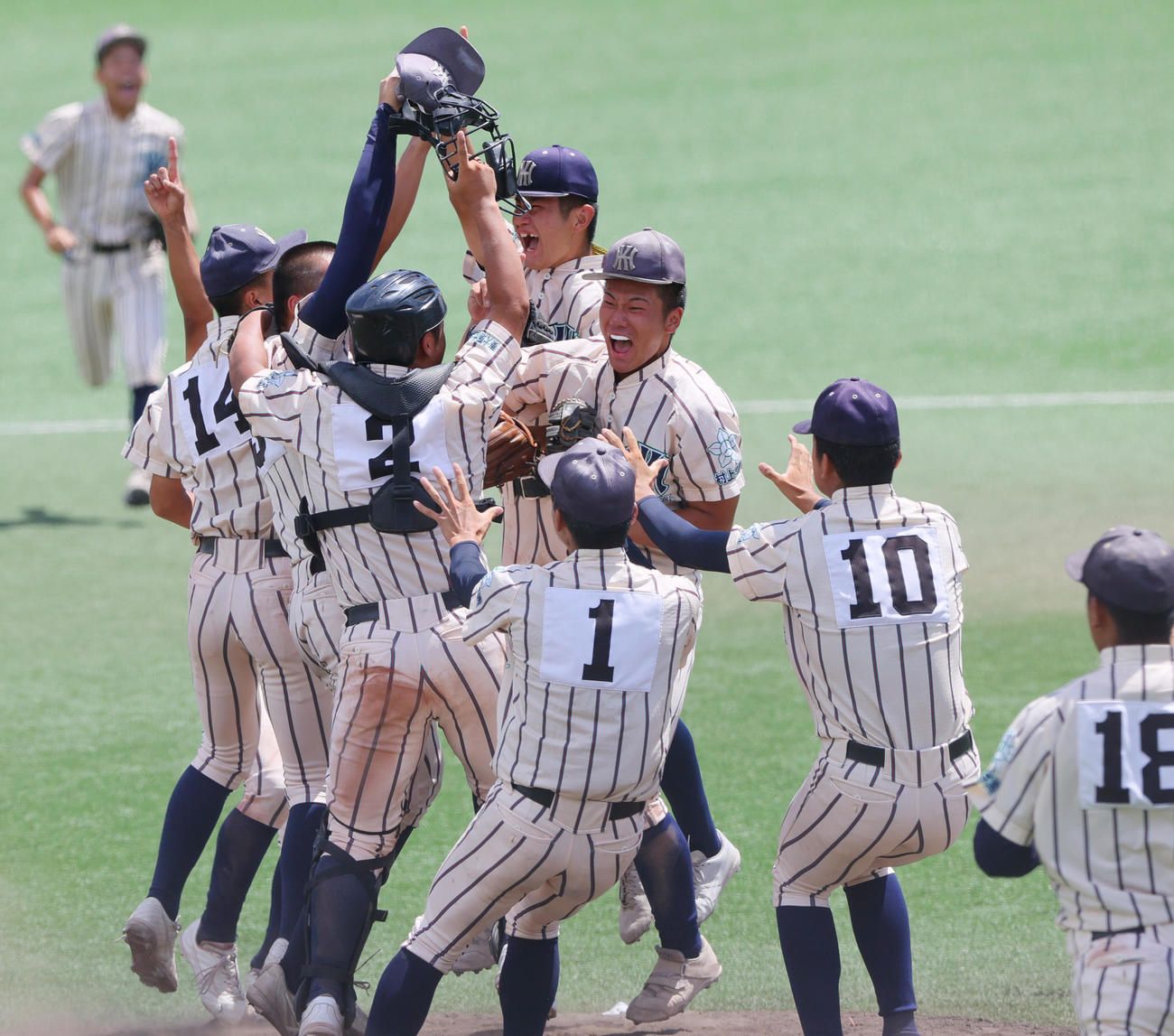 東大阪大柏原対大阪桐蔭　優勝を決めマウンドに駆け寄る東大阪大柏原ナイン（撮影・上山淳一）