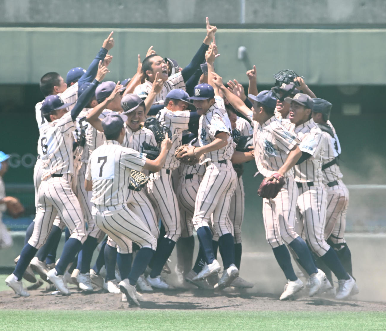 東大阪大柏原対大阪桐蔭　大阪桐蔭を破り甲子園出場を決め、抱き合って喜ぶ東大阪大柏原ナイン（撮影・和賀正仁）